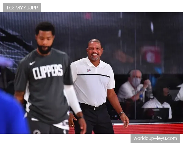 菲尔·福登表现卓越斩获个人荣誉，持续高光状态引发广泛关注