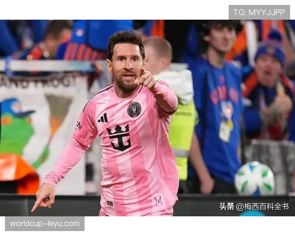 梅西暖心指导年轻小将，场外友谊传递足球温情