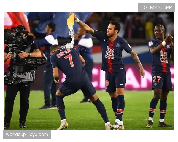 洛里昂新赛季阵容焕然一新，年轻新星闪耀引期待