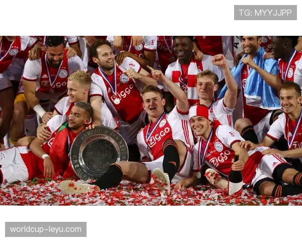 阿贾克斯防线稳固状态回暖,彰显球队韧性与实力