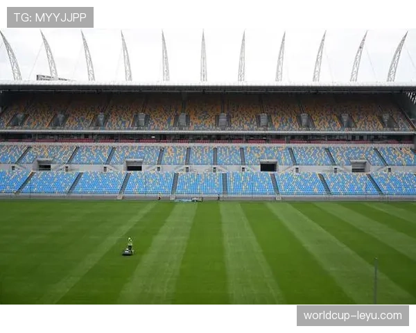 球场建设进展显著，预计明年完成并提升当地足球发展潜力