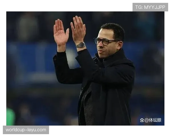 曼联豪掷2亿引援却未见成效,引援逻辑问题逐步反映在战绩与阵容适配性上 曼联豪掷2亿引援却未见成效,引援逻辑问题逐步反映在战绩与阵容适配性上