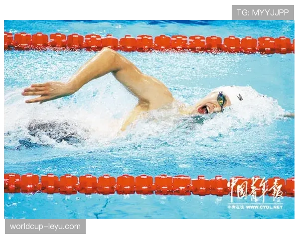 洛赫特今儿穿得比我上班还讲究，还真是泳池里的“大牌明星”了？