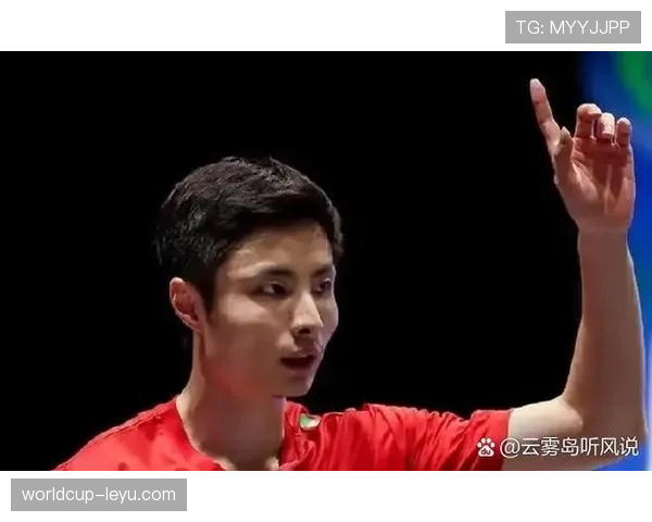 看陶菲克领奖那神情，翻到他日常照我只想说——这钱包承受得住吗