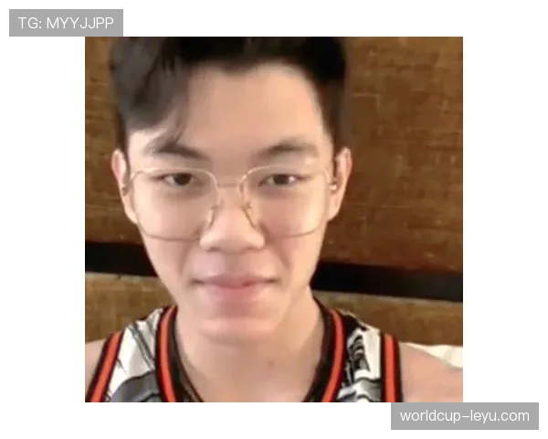 刷到李梓嘉的日常：训练间像邻家男孩，出机场像在搬限量包，这反差笑死我